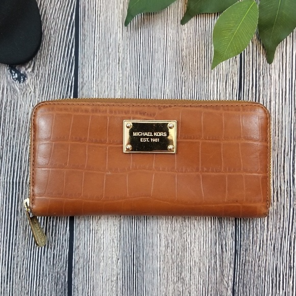 Michael Kors Handbags - Michael Kors Accordion Zip Wallet
